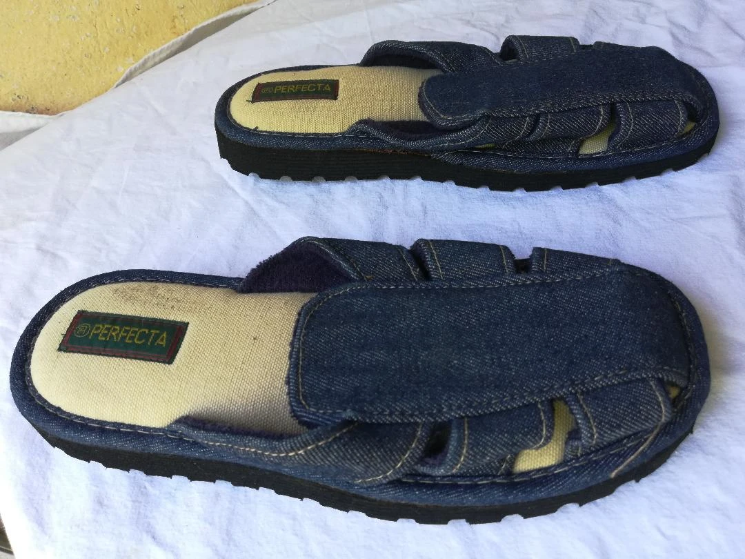 Paire de Mules (peut être portée aussi en pantoufles) en Jean pointure 39-neuve